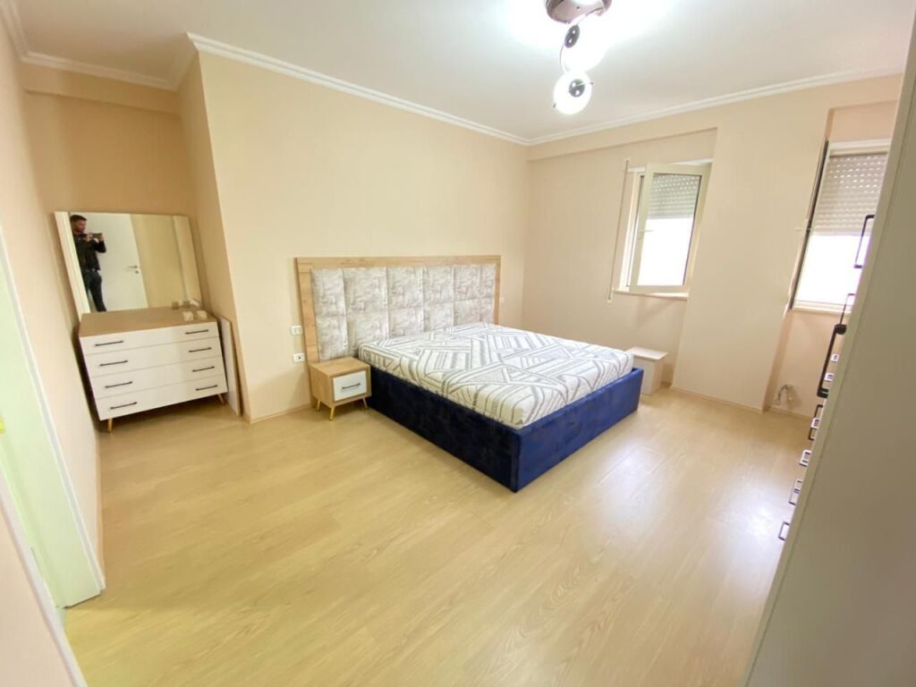 🏡 For rent 2+1   📍 Hamdi Sina Street, near the Dry Lake 🌿  📐 136 m² | 🛁 2 bathrooms | 🌅 2 balconies 🏢 3rd floor | 🪑 New modern furniture ❄️🔥 Heating–cooling system | 🌳 Lake view  💶 70,000 lek/month (net)