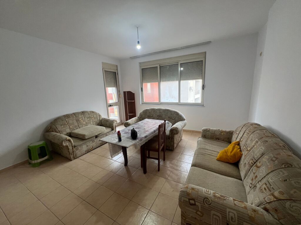 1+1 Me Qera, Astir, Vila L