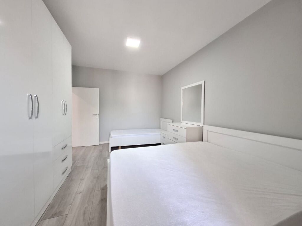 IN VENDITA; Appartamento 2+1 / 105 m2 ( 📍21 Dhjetori / All'inizio di via Frosina Plaku ) ✨️ investito 7 mesi fa (venduto come in foto) 265.000€ 🔥