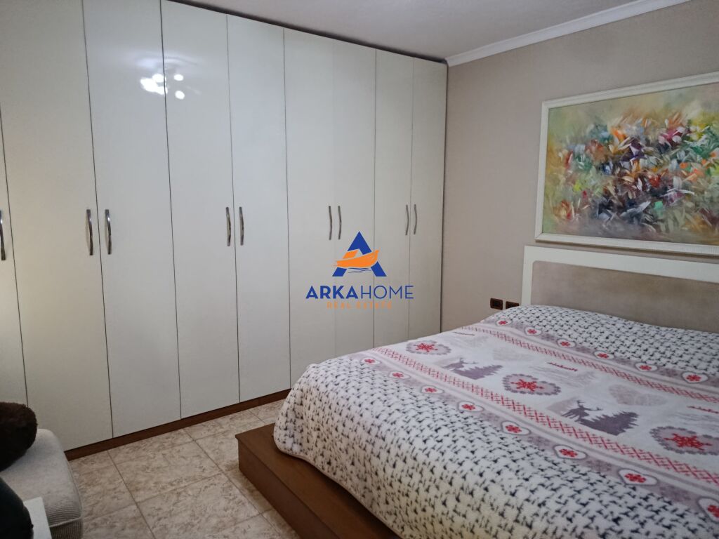 JEPET SHTEPI PRIVATE ME QERA 220M2 "RRUGA ARKITETKT SINANI" 2200 EURO ( I DISKUTUESHEM)
