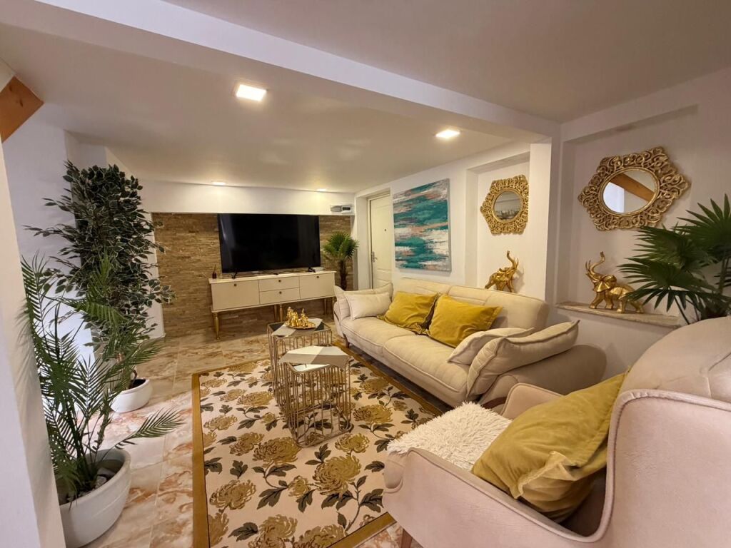 Duplex 3+1 – View of the Pool on Mount Robi