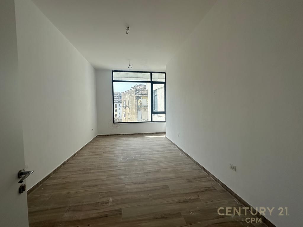 JEPET ZYRE ME QERA TEK DONIKA CENTER