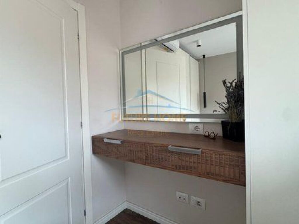 Shitet,Apartament 3+1+2, 21 Dhjetori,Tiranë