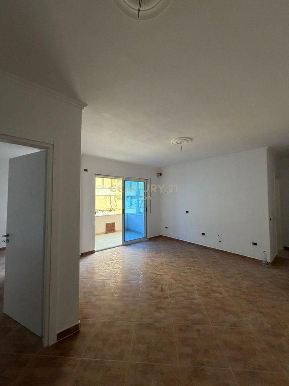 FOR SALE APARTMENT 2+1 – NEAR Hotel Florida, DURRËS BEACH  📍 Very good location, just a few steps from the sea 🏢 Year of construction: 2011 🏬 Floor: 5 📐 Net area: 69.80 m² 📄 With property certificate  💶 Price: 155,000€ (negotiable)