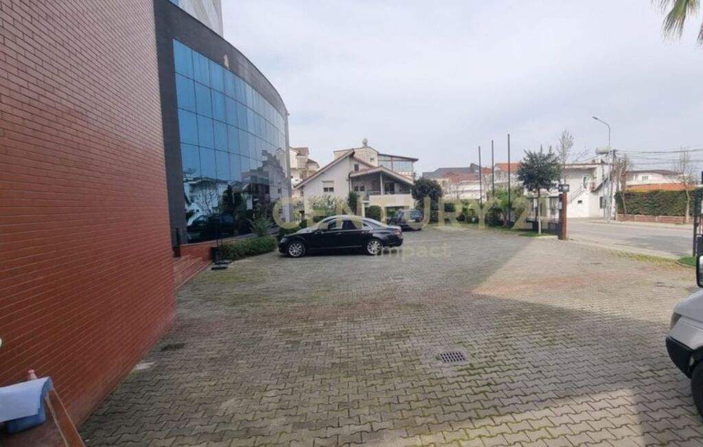 Jepet me qera hapësirë multifunksionale