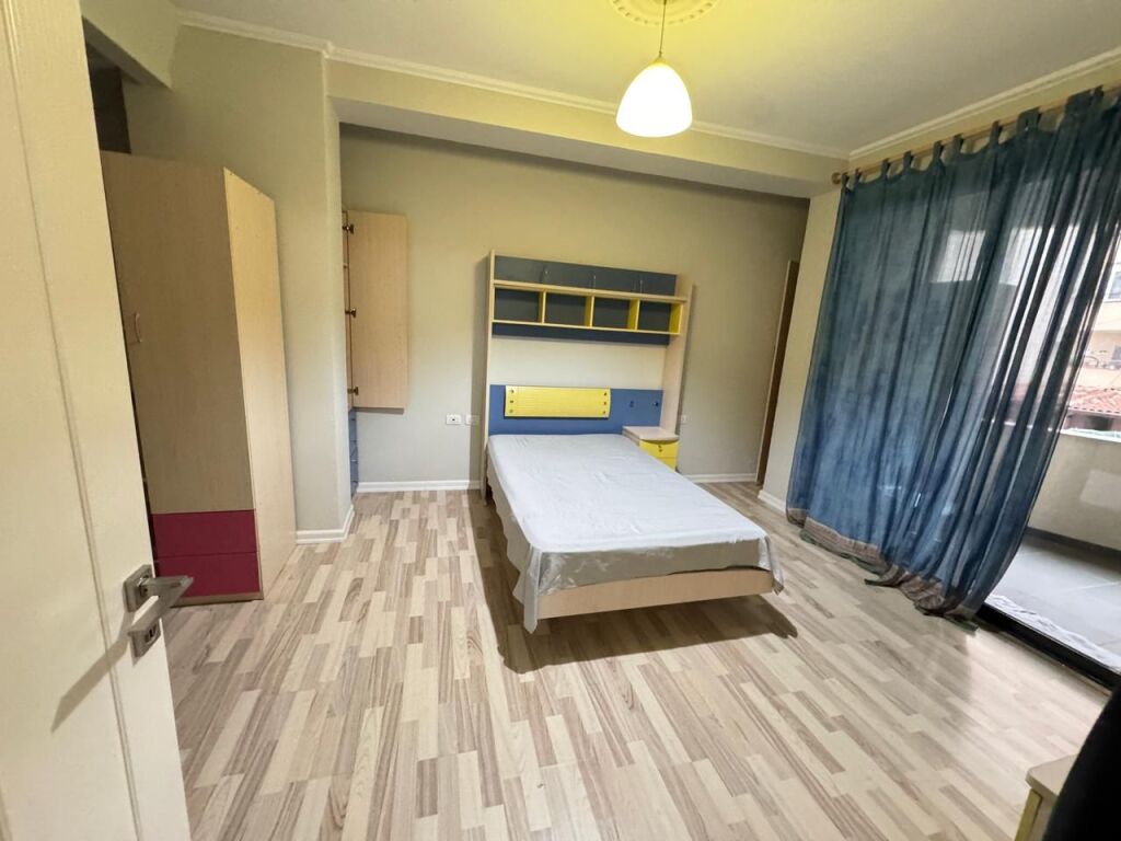 Jepet me qera apartament 2+1 i mobiluar tek Komuna e Parisit