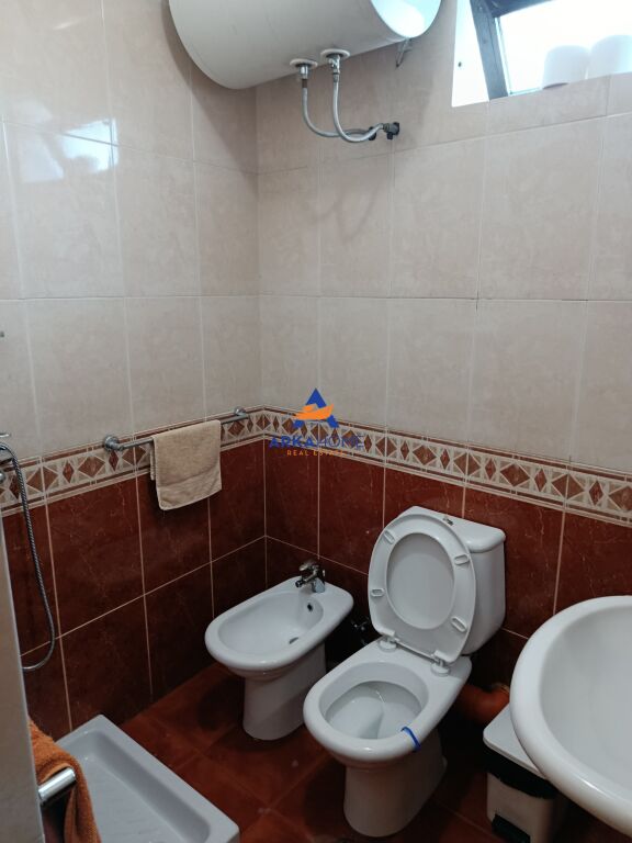 JEPET SHTEPI PRIVATE ME QERA 220M2 "RRUGA ARKITETKT SINANI" 2200 EURO ( I DISKUTUESHEM)
