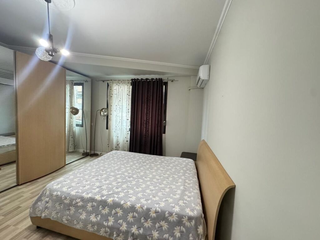 Jepet me qera apartament 2+1 i mobiluar tek Komuna e Parisit