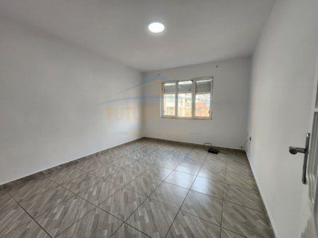 Shitet, Apartament 2+1, Rruga e Kavajës, Tiranë