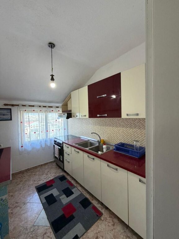 🏠 IN AFFITTO – APPARTAMENTO 3+1  • Superficie: 110 m2 completamente arredato 🛋️  • Piano: 5, palazzo senza ascensore   • Prezzo: 500 €  • , vicino all'Ospedale Militare