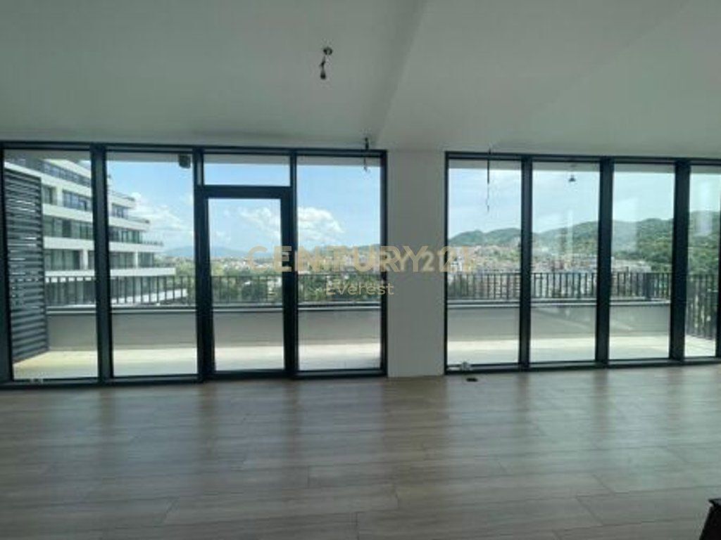 UFFICIO IN AFFITTO PRESSO LAKE VIEW 2+1+2