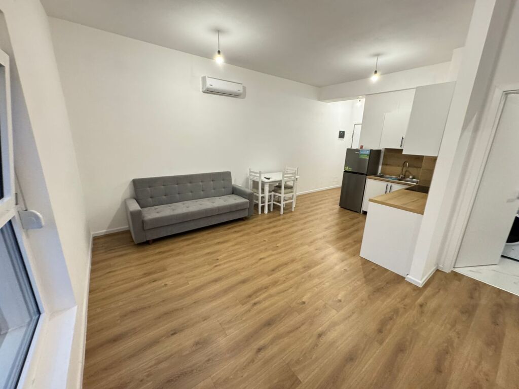 Jepet me qera Apartament 1+1  Adresa : Ali Demi Kompleksi Kadiu Kati 7  E mobiluar  Cmimi 40000 lek