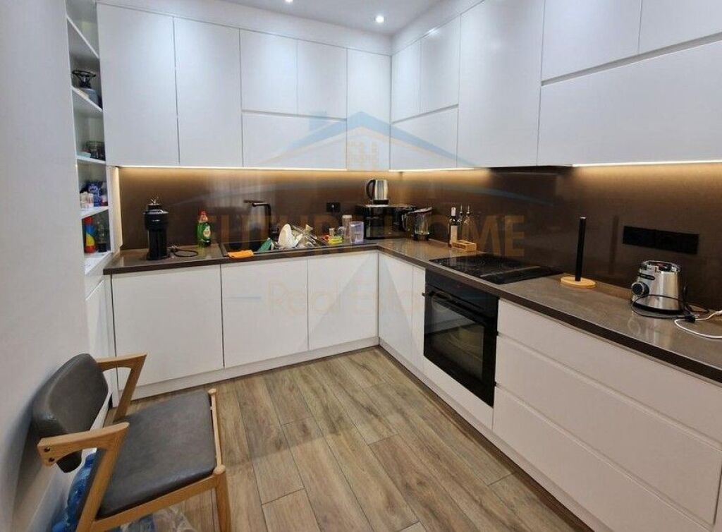 Qera apartament 3+1+2+3 POSTE PARKIMI , Fusha e aviacionit Turdiu , Tirane
