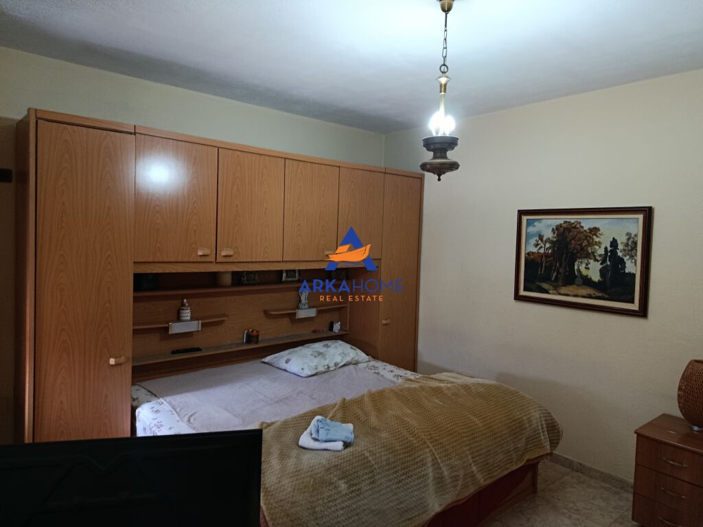 JEPET SHTEPI PRIVATE ME QERA 220M2 "RRUGA ARKITETKT SINANI" 2200 EURO ( I DISKUTUESHEM)
