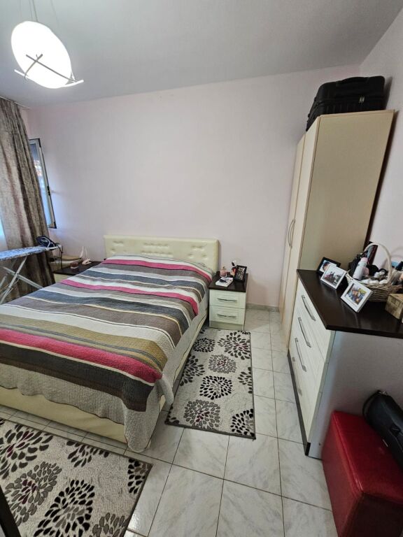 📍Shitet apartament 2+1, totalisht i mobiluar, Rruga e Elbasanit