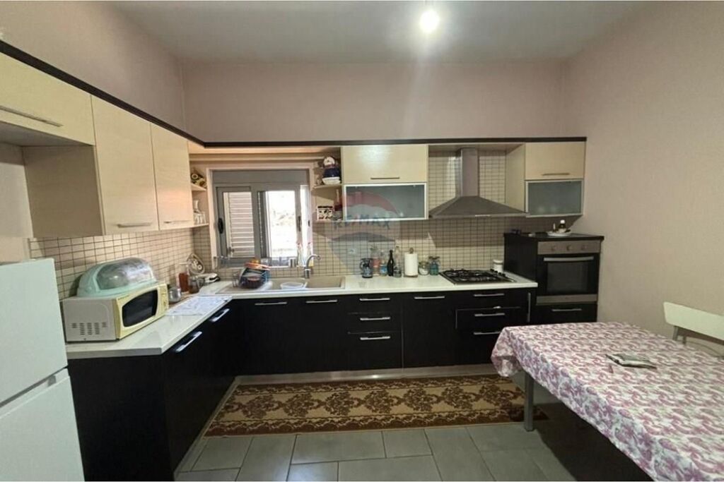 🏡 Villa su 3 Piani in Vendita – Llakatund, Vlora