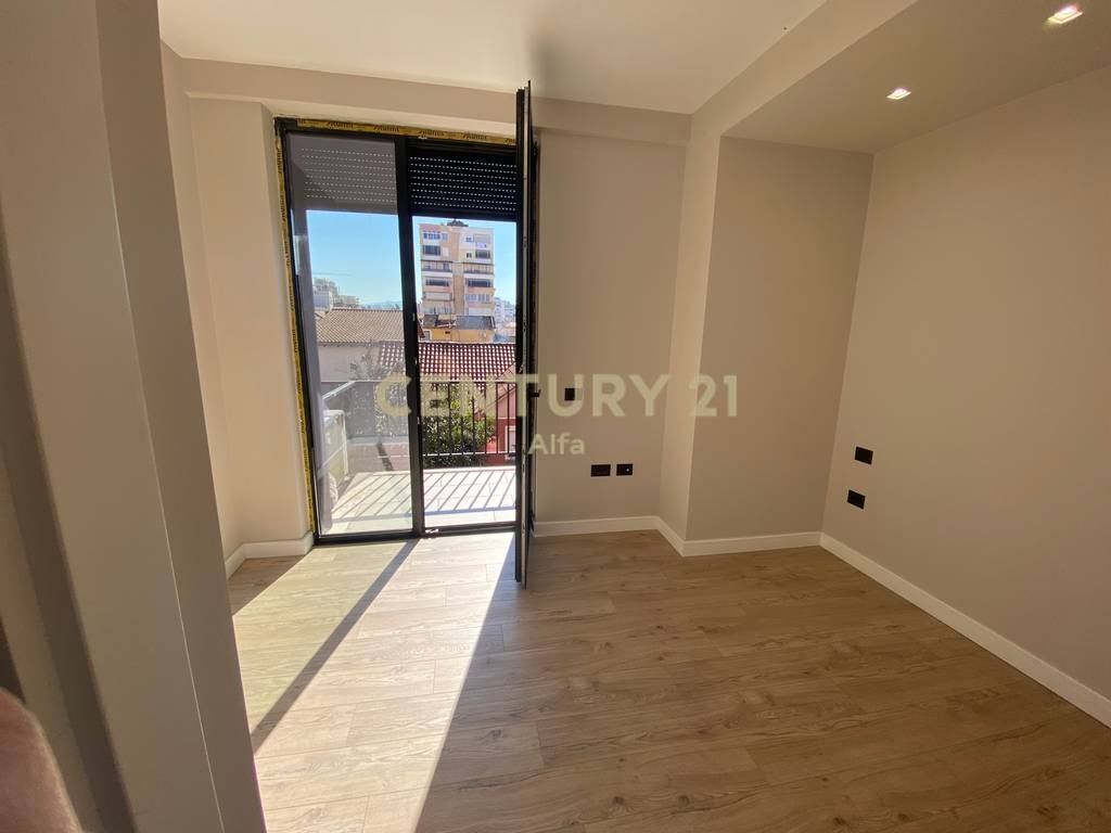Jepet me qira apartament 2+1+2 ballkone tek Shkolla e Kuqe!