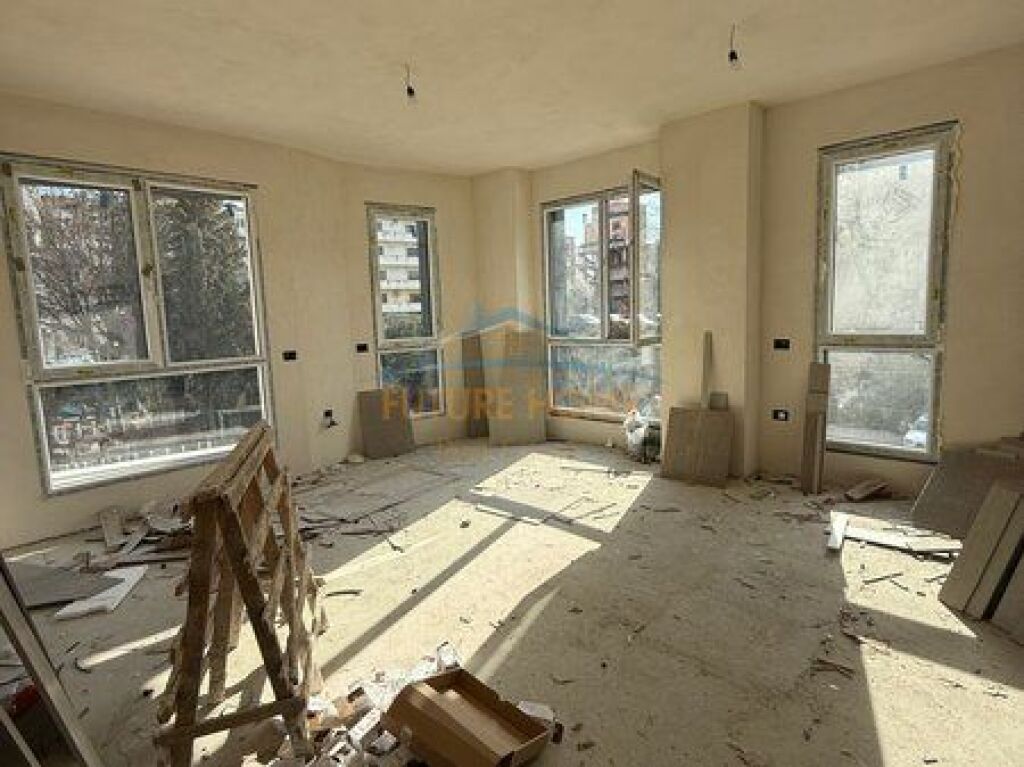 In vendita, Appartamento 2+1+2+Deposito, vicino al Campo di Alidemi, Tirana., Tirana.