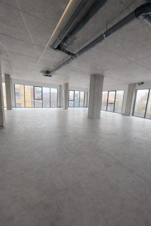 Locale Commerciale 250.5 m² in Affitto vicino al Centro di Tirana, Accanto alla Strada Principale