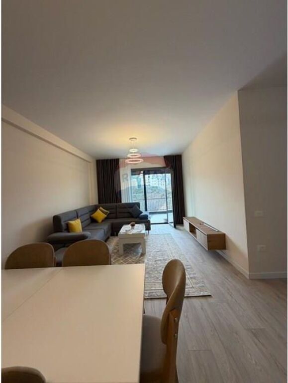 Ofrohet me qira apartament (2+1+2) plus postparkim