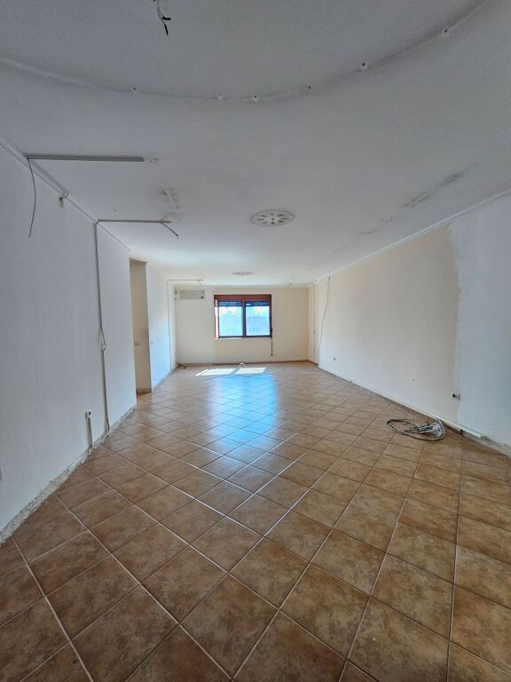 In Affitto: *Ambiente (125m2)* diviso in 3 stanze  📍Stazione ferroviaria - edificio nuovo - Sulla strada principale (*850€/mese*) Super Location