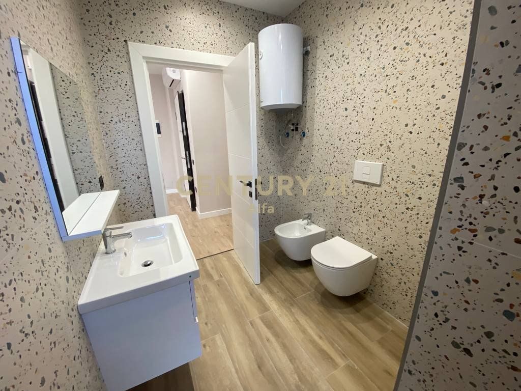Jepet me qira apartament 2+1+2 ballkone tek Shkolla e Kuqe!