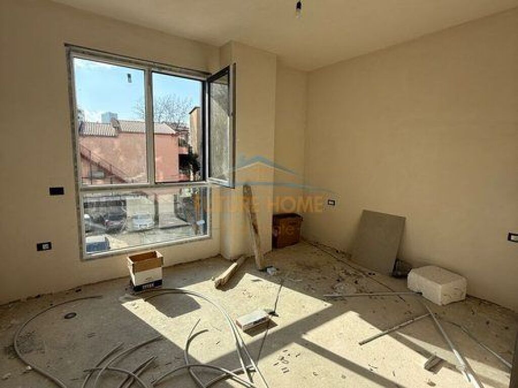 In vendita, Appartamento 2+1+2+Deposito, vicino al Campo di Alidemi, Tirana., Tirana.