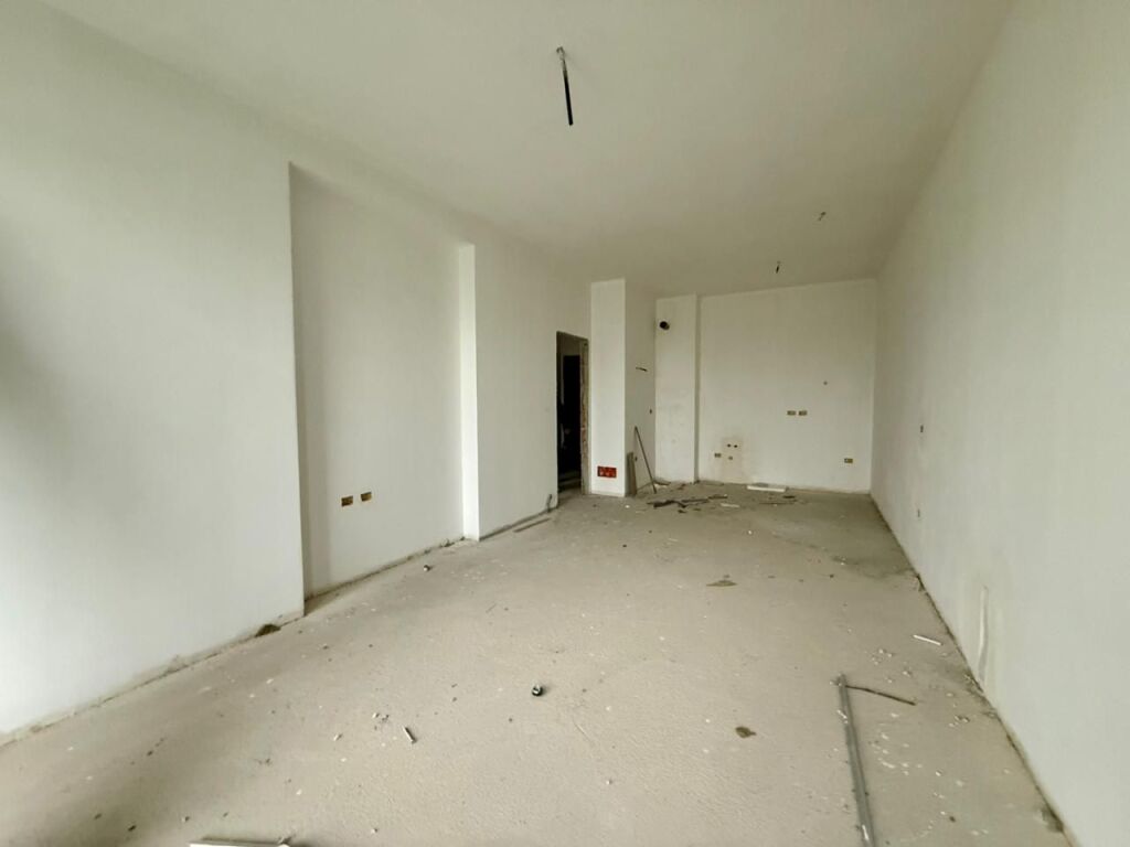 🏡 Apartment 1+1 for Sale in Arlis Square 21 📍 Kavaja Street – with view of the main street