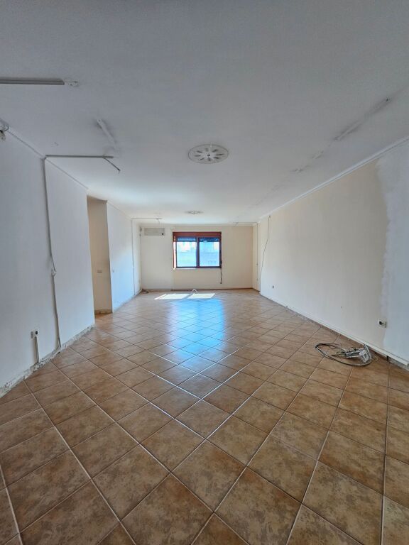 In Affitto: *Ambiente (125m2)* diviso in 3 stanze  📍Stazione ferroviaria - edificio nuovo - Sulla strada principale (*850€/mese*) Super Location