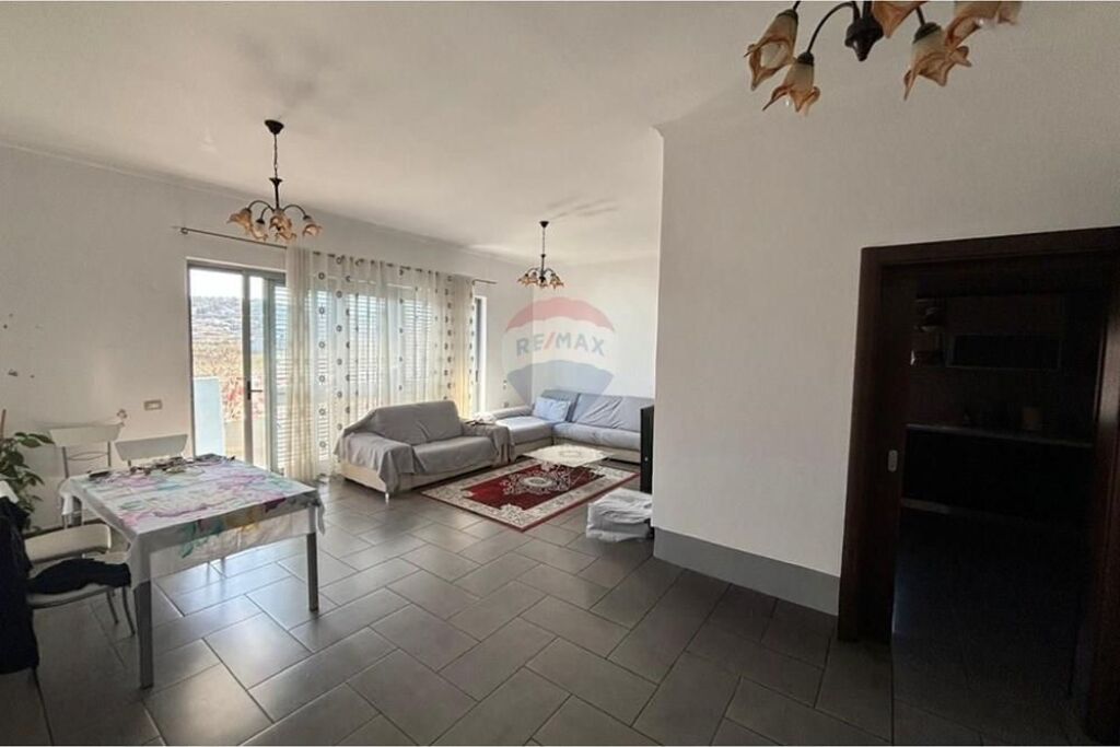 🏡 Villa su 3 Piani in Vendita – Llakatund, Vlora