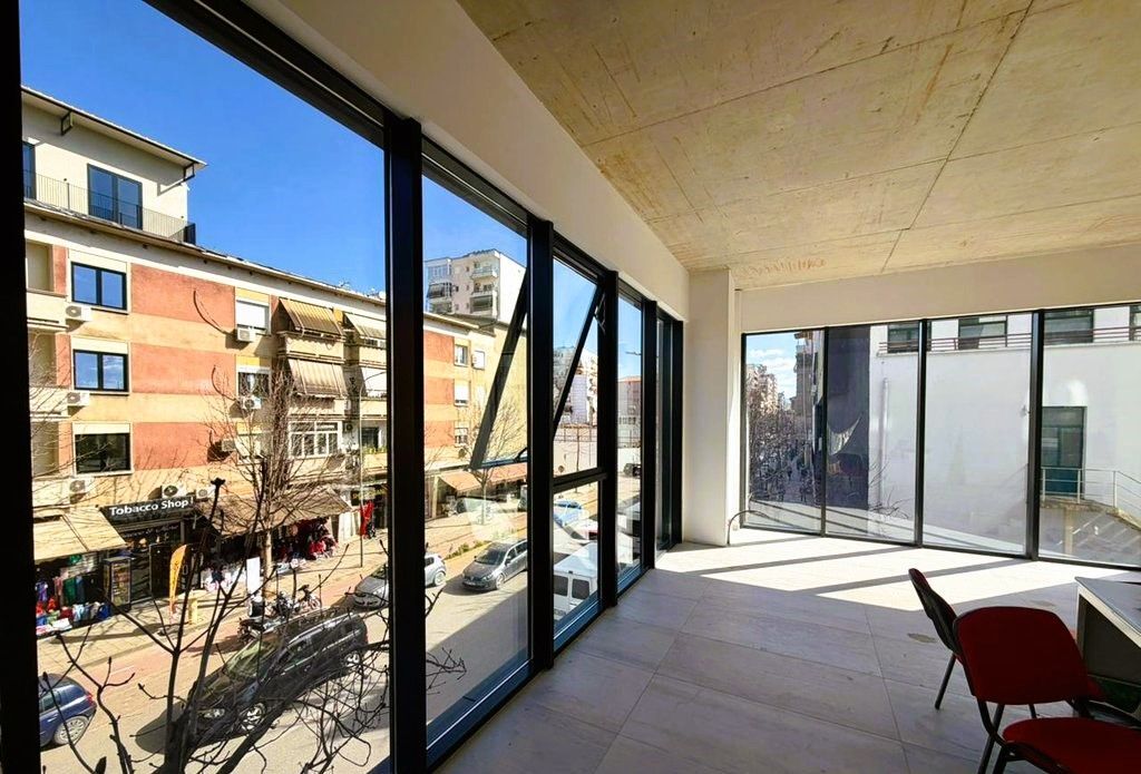 AMBIENT 250 METRA OPEN SPACE BUZE RRUGES BARRIKADAVE PER QIRA!