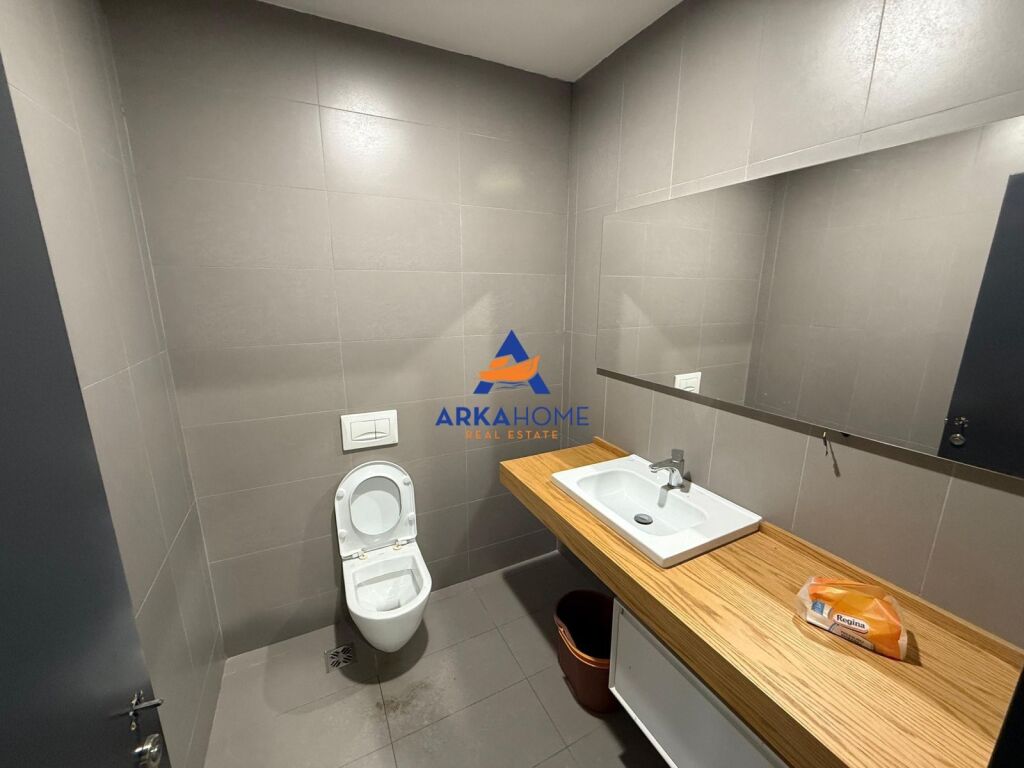 JEPET ME QERA AMBIENT ZYRE 95 M² "RRUGA E ELBASANIT" 1100 EURO