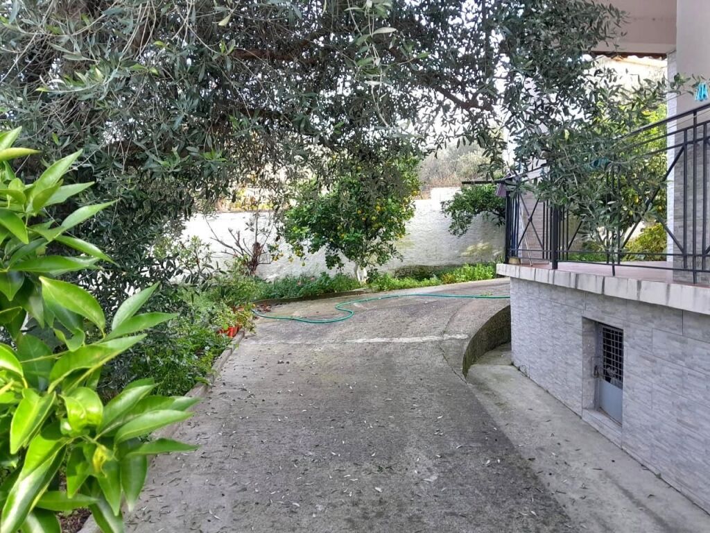 Private house with yard Vlore