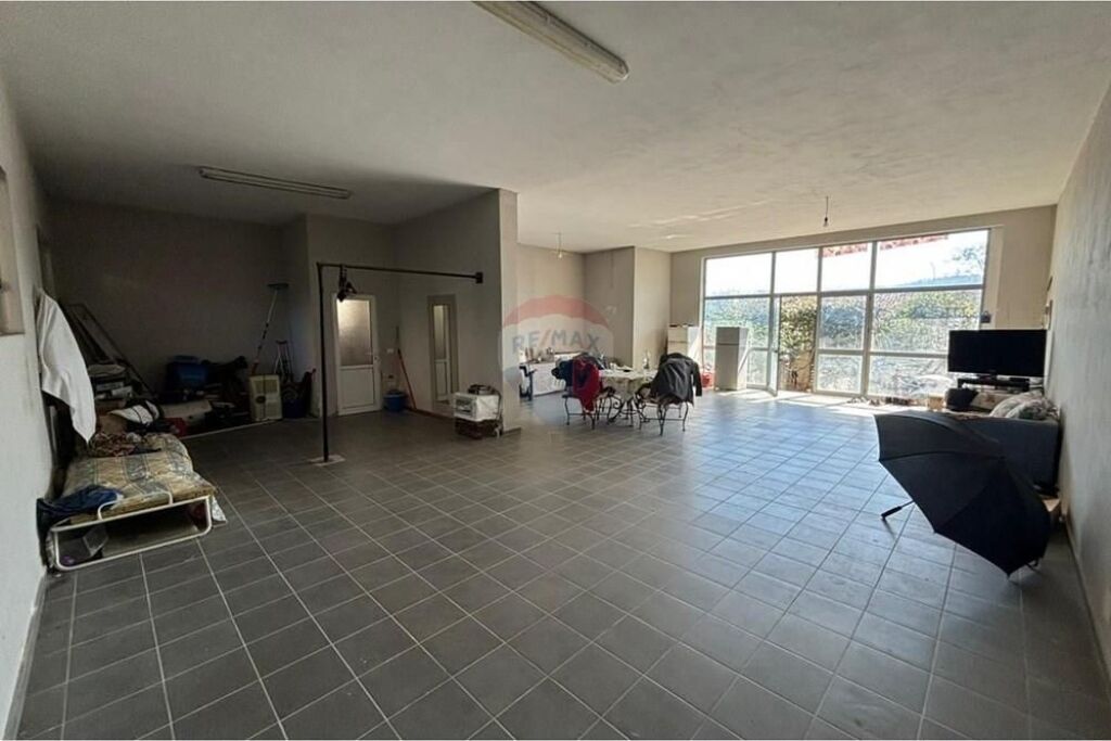 🏡 Villa su 3 Piani in Vendita – Llakatund, Vlora