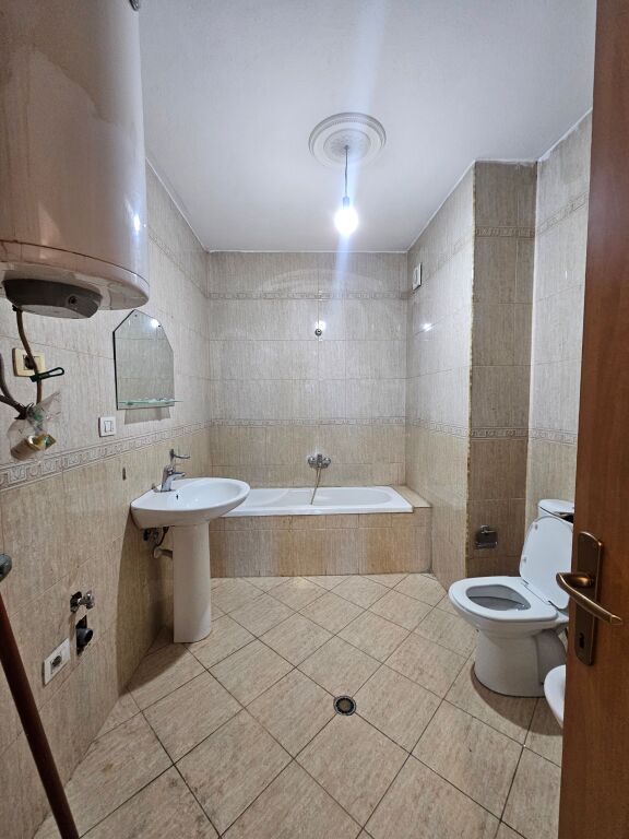 In Affitto: *Ambiente (125m2)* diviso in 3 stanze  📍Stazione ferroviaria - edificio nuovo - Sulla strada principale (*850€/mese*) Super Location