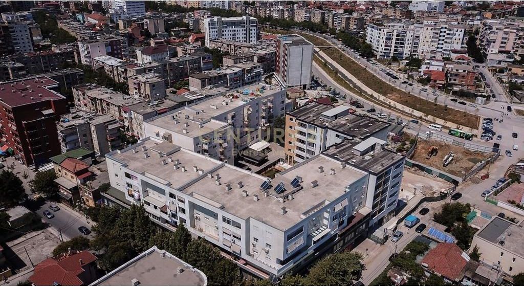 Jepet me qira ambient komercial tek Tregu i Ri Elektrik