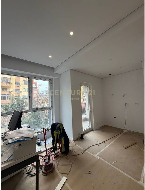 21 Dhjetori, Shesim Apartament 1+1!
