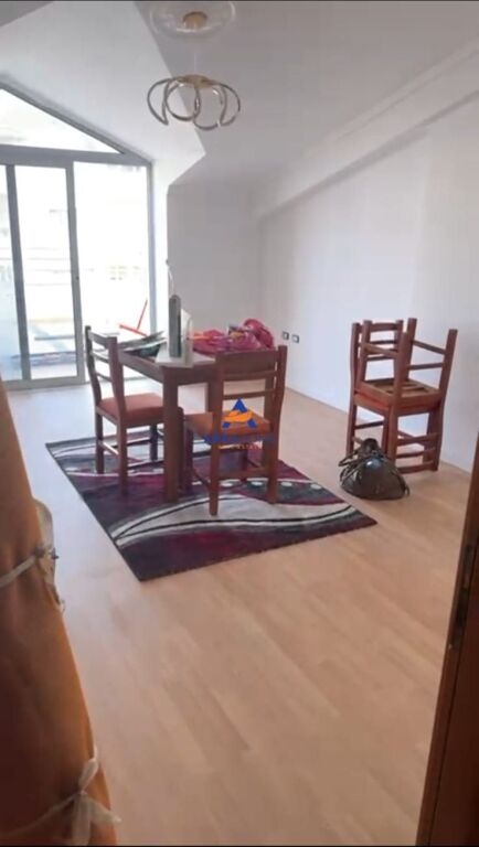 VENDESI APPARTAMENTO 1+1+VERANDA "RRUGA E THESARIT PRANE SHKOLLES 17 NENTORI" 110.000 EURO (TRATTABILE)