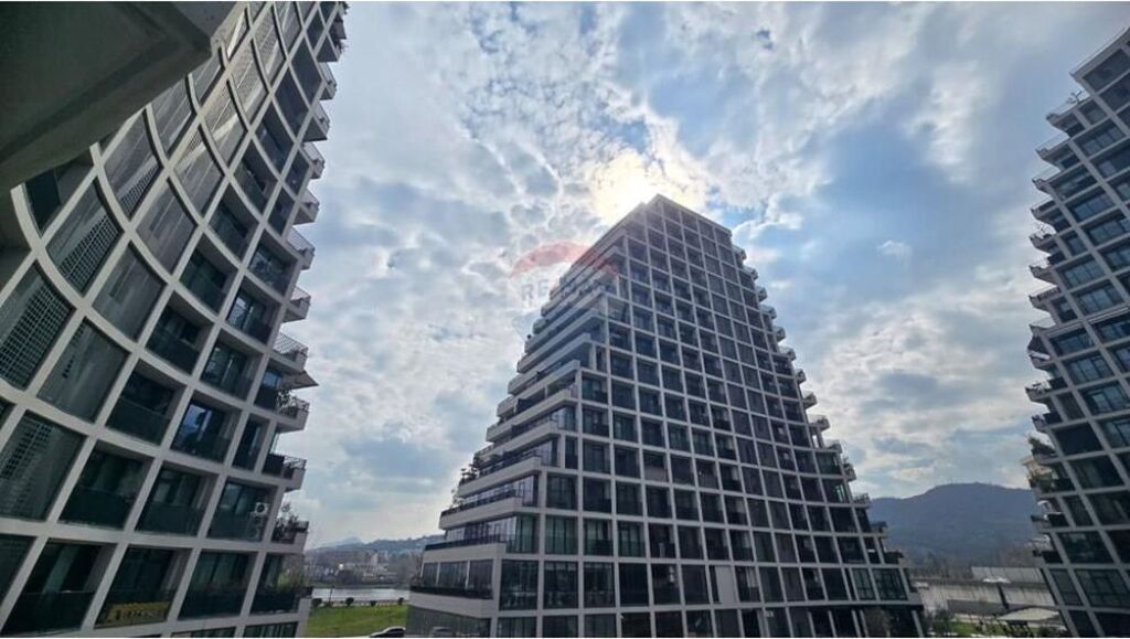 Shop for rent at Lake View with lake view!