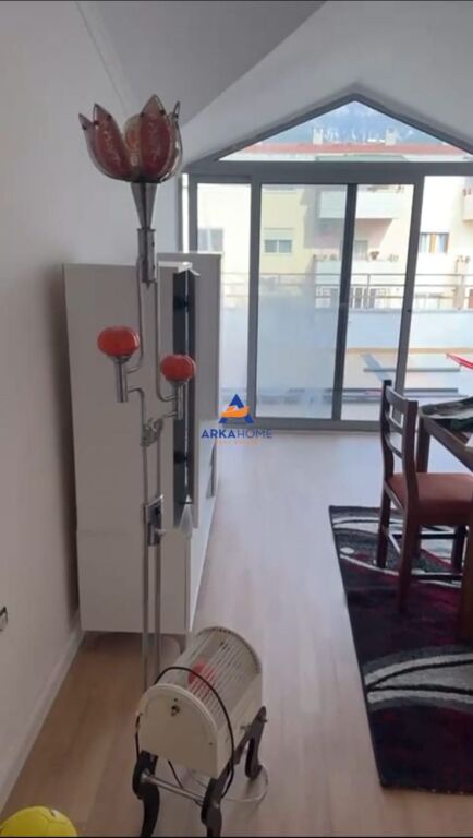 VENDESI APPARTAMENTO 1+1+VERANDA "RRUGA E THESARIT PRANE SHKOLLES 17 NENTORI" 110.000 EURO (TRATTABILE)