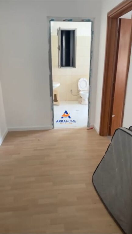VENDESI APPARTAMENTO 1+1+VERANDA "RRUGA E THESARIT PRANE SHKOLLES 17 NENTORI" 110.000 EURO (TRATTABILE)