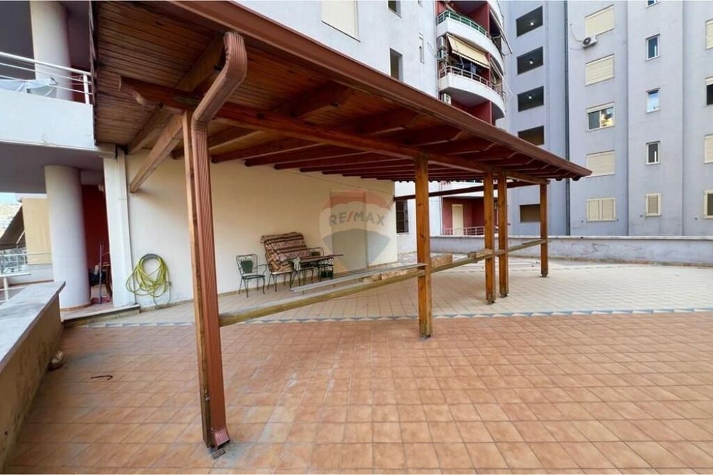 🏡 Appartamento 2+1 con Ampia Veranda in Vendita – Via del Porto, Vlora