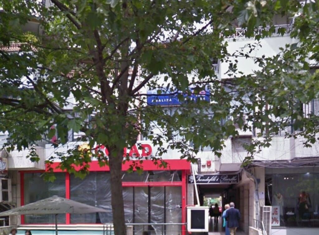 Locale Commerciale in Affitto, Ex Esposizione