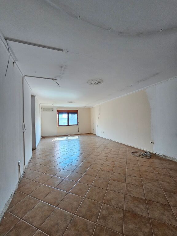 In Affitto: *Ambiente (125m2)* diviso in 3 stanze  📍Stazione ferroviaria - edificio nuovo - Sulla strada principale (*850€/mese*) Super Location