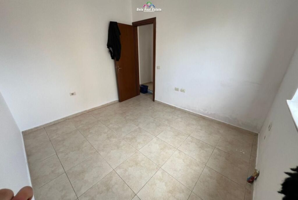 Ufficio in Affitto 2+1 Vicino al Campo di Aviazione (ID BZ2848) Tirana