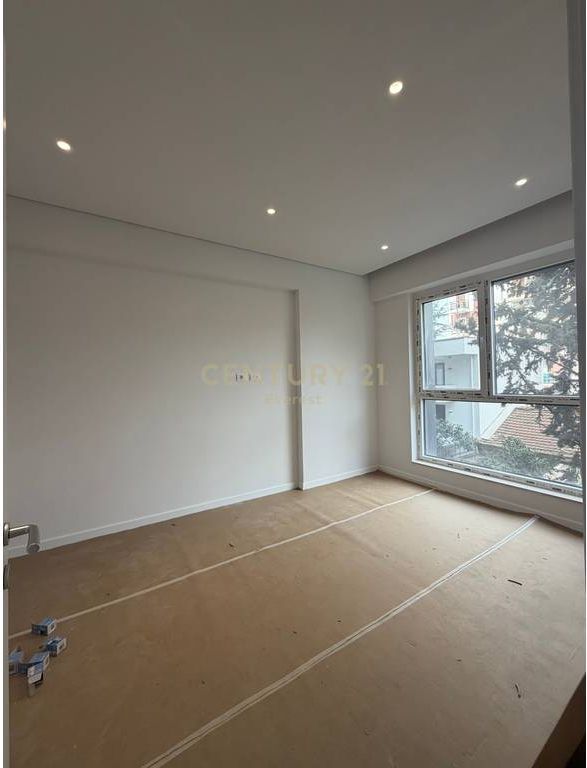 21 Dhjetori, Shesim Apartament 1+1!