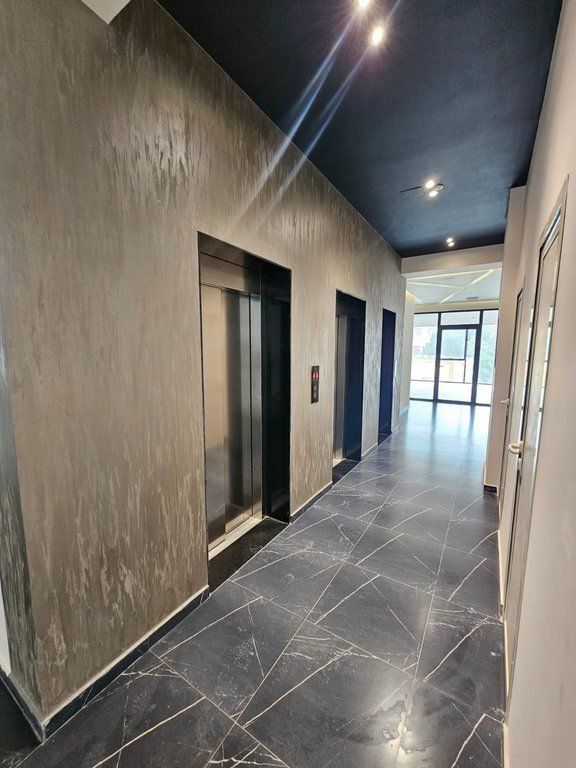 Locale Commerciale in Affitto – Sulla Strada Principale, molto vicino al Centro di Tirana - 250.5 m2