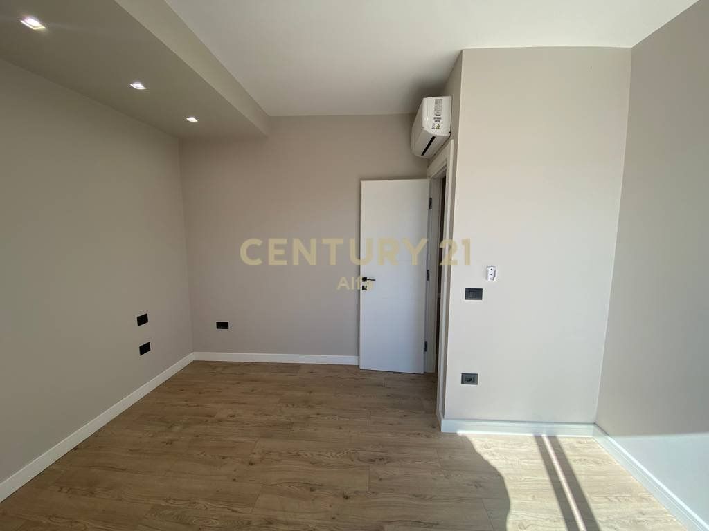 Jepet me qira apartament 2+1+2 ballkone tek Shkolla e Kuqe!