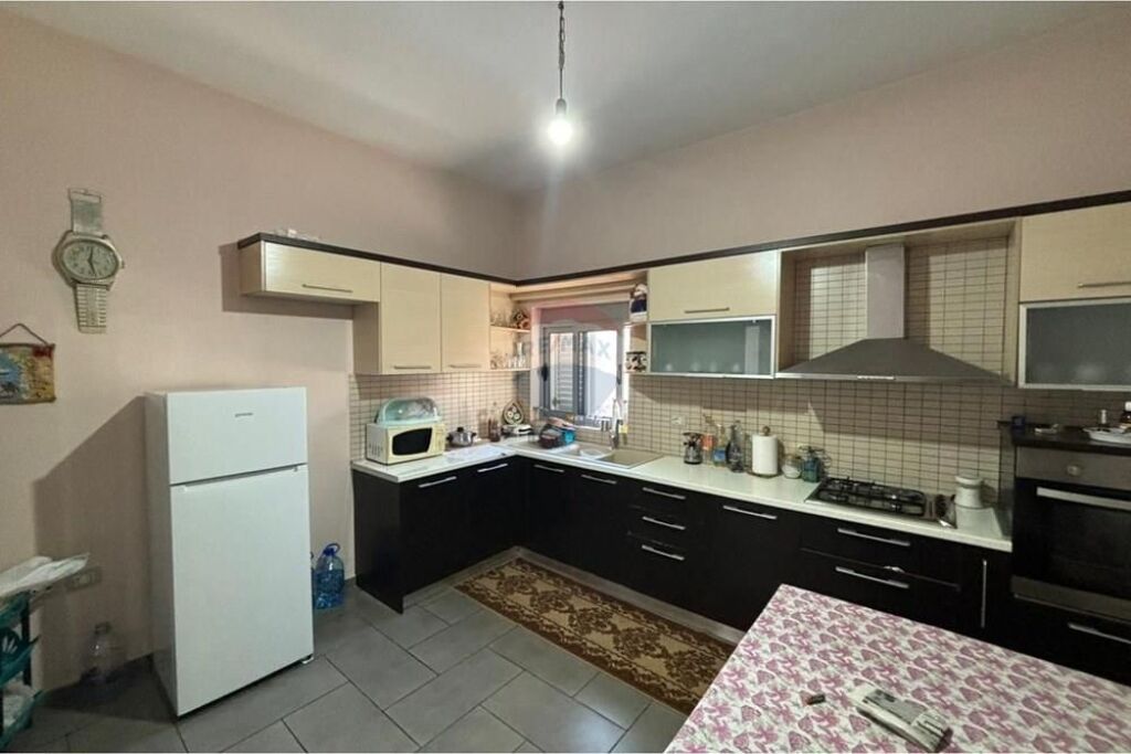 🏡 Villa su 3 Piani in Vendita – Llakatund, Vlora