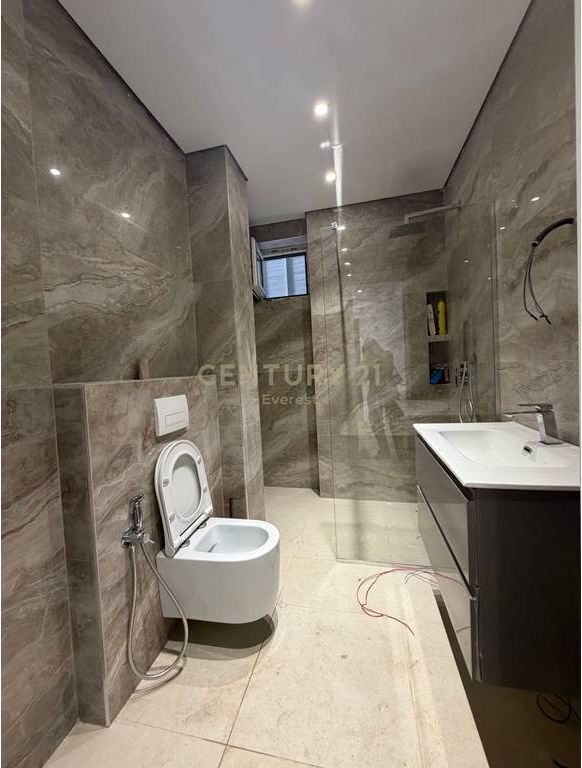 21 Dhjetori, Shesim Apartament 1+1!